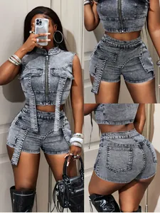 Dettaglio completo denim grigio acido con pantaloncini a vita alta e gilet con cerniera