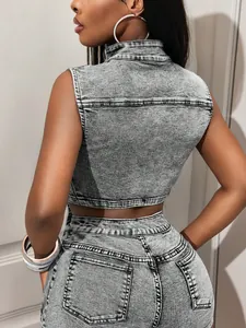 Vue arrière détaillée d'un ensemble crop top et jean en denim gris délavé sexy pour femmes