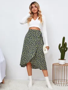 Vista detallada de la falda midi cruzada verde con estampado y top corto