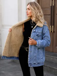 Stylish women's loose blue denim jacket featuring a cozy beige faux shearling lining