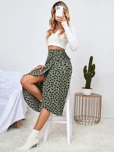 Vista detallada de una falda midi cruzada verde con un estampado de corazones