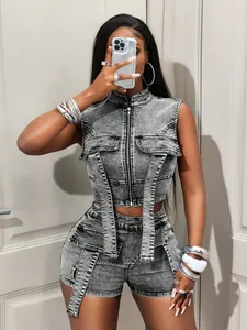 Gedetailleerd overzicht van het gewassen grijze denim vest en de short met hoge taille