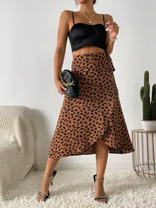 Falda midi cruzada con estampado de leopardo y top corto negro para un look moderno y chic
