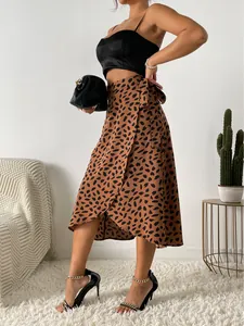 Elegante falda midi cruzada con estampado de leopardo marrón y cintura alta para mujer