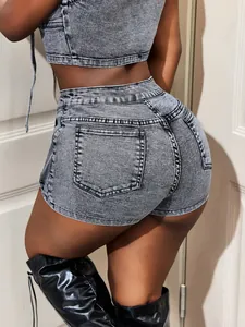 Vista posteriore dettagliata di pantaloncini di jeans grigi sexy a vita alta aderenti.