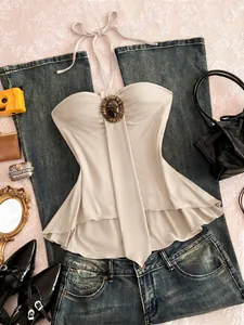 Haut dos nu beige élégant avec broche vintage et ourlet à volants superposés pour un look rétro