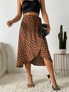 Vista detallada de falda midi cruzada con estampado de leopardo y tacones negros con cadena