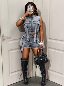 Set sexy due pezzi in denim grigio lavato con gilet corto e pantaloncini slim a vita alta