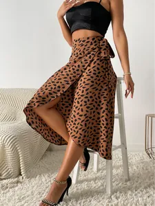 Primer plano de una falda cruzada marrón con estampado de leopardo y abertura