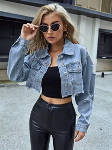 Detailansicht der kurzen Jeansjacke mit ausgefranstem Saum und Akzenten an den Ärmeln