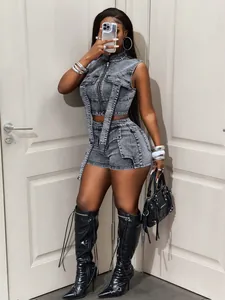Sexy set due pezzi in denim lavato con gilet corto e pantaloncini aderenti a vita alta