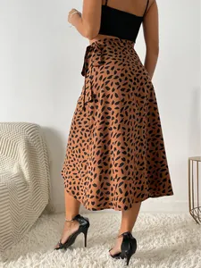 Vista trasera de falda midi de talle alto con estampado de leopardo y lazo.