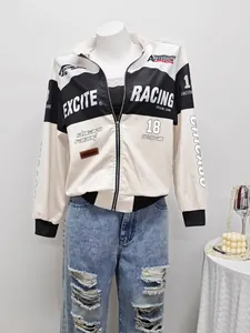 Vue détaillée d'une veste de course pour femme imprimée et d'un jean déchiré tendance