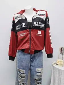 Détail d'une veste de course pour femme rouge et noire avec des imprimés graphiques