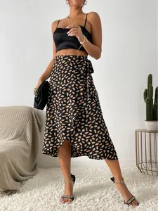 Elegante falda midi cruzada para mujer con estampado de leopardo en un interior moderno