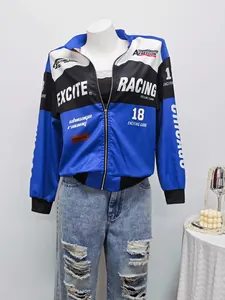 Veste de course bleue pour femmes avec design color-block et jeans en denim usés
