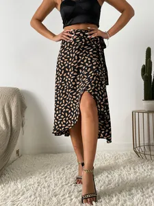 Elegante falda midi cruzada de cintura alta con estampado de pétalos beige y volantes