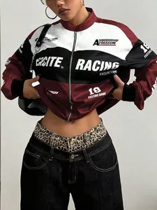 Gros plan d'une veste de course streetwear pour femme avec design color-block et imprimés audacieux