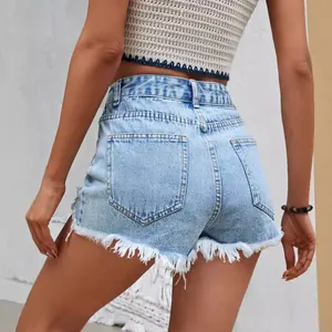 Short en jean taille haute bleu clair à la mode avec ourlet effiloché vue arrière