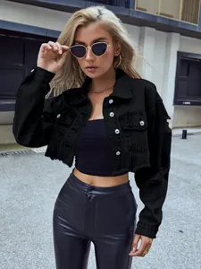 Stylische schwarze Jeansjacke im Cropped-Look mit offenem Saum und silbernen Knöpfen