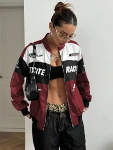Vue détaillée du blouson aviateur pour femme bordeaux et blanc avec imprimé racing