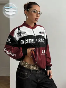 Gros plan d'une veste de course pour femme avec des imprimés graphiques rouges et blancs