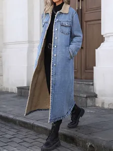 Gedetailleerd overzicht van een lange blauwe denim jas voor dames met warme fleecevoering.