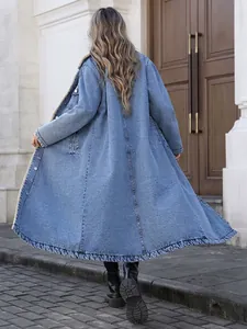 Elegante achteraanzicht van een lange losse denim jas met een warme fleece binnenvoering