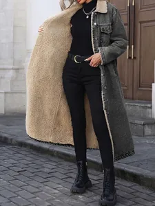 Gedetailleerd overzicht van een lange denim jas met een dikke warme beige fleece voering