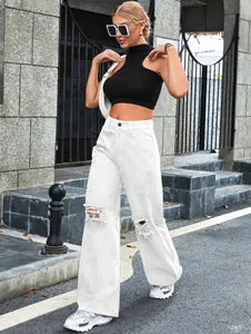 Street style εμφάνιση με λευκό σκισμένο τζιν με ψηλή μέση και φαρδύ μπατζάκι και μαύρο τοπ