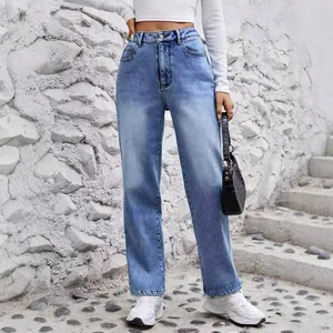Jean en denim stretch à coupe droite bleu clair pour femme avec baskets blanches
