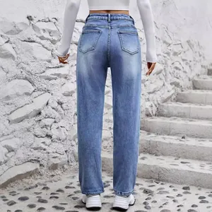 Jean en denim à coupe droite taille haute bleu clair pour femme vu de dos élégant