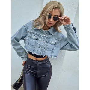 Stylische kurze Jeansjacke für Damen mit ausgefranstem Saum und hellblauer Vintage-Waschung