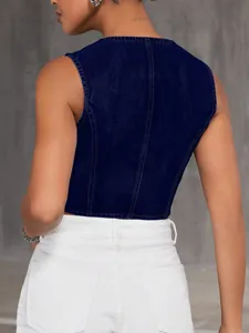Detailansicht der Rückseite eines dunkelblauen ärmellosen Jeansoberteils für Damen.