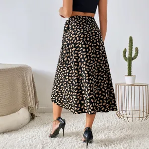 Falda midi de talle alto con estampado de leopardo y un elegante diseño cruzado en línea A