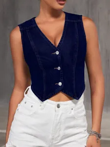 Detailansicht einer dunkelblauen Jeansweste mit V-Ausschnitt und Metallknöpfen