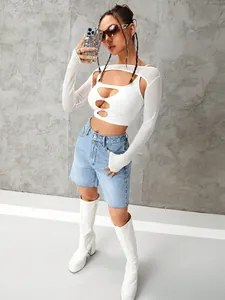 Vue complète d'un short en jean bleu clair taille haute avec ourlets effilochés sur modèle
