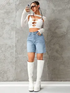 Présentation professionnelle d'un short en jean décontracté à taille haute pour femme