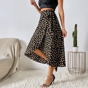 Falda cruzada sexy de talle alto con estampado de pétalos para moda de verano.