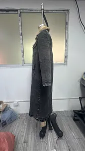 Zijaanzicht van lange gewassen grijze spijkerjas met een warme kraag van imitatiebont op pop