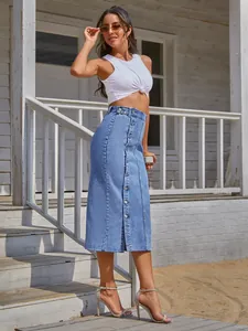 Elegante falda larga de mezclilla de cintura alta para mujer con un diseño de botones frontal