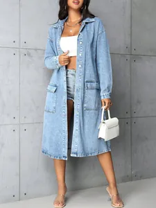 Chaqueta vaquera vintage de manga larga con top blanco y shorts en un ambiente industrial