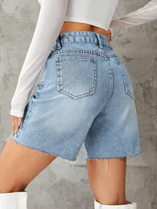 Vue arrière détaillée d'un short en jean bleu clair à taille haute pour femmes
