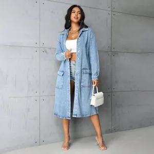 Chaqueta vaquera azul claro vintage de manga larga con top blanco y pantalones cortos.