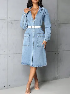 Vestido denim vintage azul claro, corte entallado, manga larga, cinturón blanco elegante