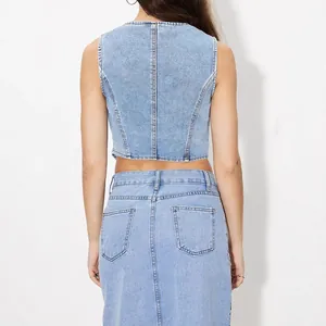 Vue arrière d'un haut de gilet court en jean bleu clair pour femme, studio professionnel