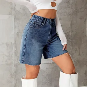 Short en jean taille haute tendance avec ourlet brut et design classique à cinq poches.