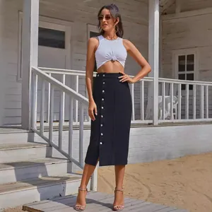 Falda midi de corte en A de mezclilla negra con botones delanteros y abertura frontal
