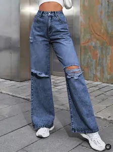 Detailansicht einer stylischen blauen High-Waist-Jeans mit weitem Bein und Rissen am Knie