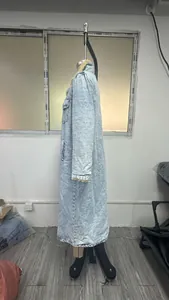 Gedetailleerd zijaanzicht van een lange lichtblauwe spijkerjas met warme fleecevoering.